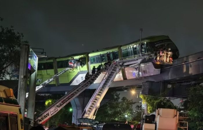 On a rainy Tuesday evening, due to Mumbai Monorail stuck hundreds of commuters in Mumbai